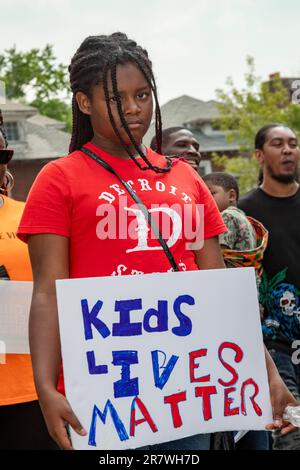 Detroit, Michigan, USA. 17. Juni 2023. Die Menschen schließen sich einer Silence the gewaltmarsch an und versammeln sich. Sie protestierten gegen die fast täglichen Massenschießereien, die Ende Mai 760 Kinder und Jugendliche getötet und in diesem Jahr fast 2.000 weitere verletzt haben. Kredit: Jim West/Alamy Live News Stockfoto