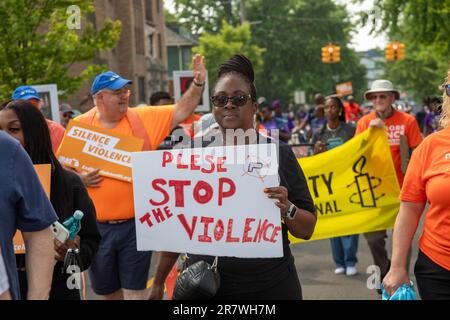 Detroit, Michigan, USA. 17. Juni 2023. Die Menschen schließen sich einer Silence the gewaltmarsch an und versammeln sich. Sie protestierten gegen die fast täglichen Massenschießereien, die Ende Mai 760 Kinder und Jugendliche getötet und in diesem Jahr fast 2.000 weitere verletzt haben. Kredit: Jim West/Alamy Live News Stockfoto