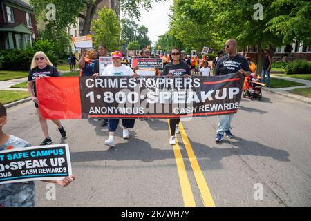 Detroit, Michigan, USA. 17. Juni 2023. Die Crime Stoppers Gruppe schloss sich einer Silence-the-gewaltmarsch- und -Kundgebung an. Sie protestierten gegen die fast täglichen Massenschießereien, die Ende Mai 760 Kinder und Jugendliche getötet und in diesem Jahr fast 2.000 weitere verletzt haben. Kredit: Jim West/Alamy Live News Stockfoto