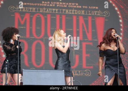 Die Besetzung des Musicals Moulin Rouge tritt live auf der Bühne des West End Live 2023 am Trafalgar Square, London, England auf. Stockfoto