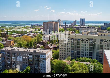 Blick auf die Dächer alter und neu gebauter städtischer Hochhäuser Stockfoto
