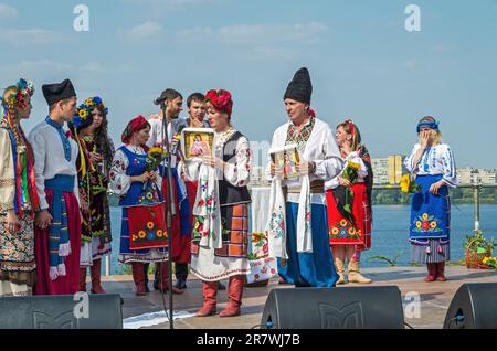 Dnipro, Ukraine - 13. September 2014: Folkloregruppe spielte eine improvisierte Hochzeitsszene nach alten ukrainischen Traditionen an der Tageszele der Stadt Stockfoto