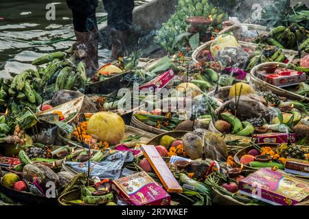 Opfergaben während Chhath Puja in Varanasi, Indien Stockfoto