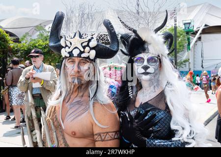 Brooklyn, New York, USA. 17. Juni 2023. Die Coney Island Mermaid Parade brachte Teilnehmer in bunten nautischen Kostümen hervor, von Meerjungfrauen und ihren Matrosen über Piraten bis hin zu Inselbewohnern. Kredit: Ed Lefkowicz/Alamy Live News Stockfoto