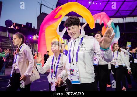 Berlin, Deutschland. 17. Juni 2023. Sportler aus der Ukraine kommen während der Eröffnungszeremonie der Sonderolympiade der Weltspiele Berlin 2023 im Olympiastadion an. Kredit: Christoph Soeder/dpa/Alamy Live News Stockfoto