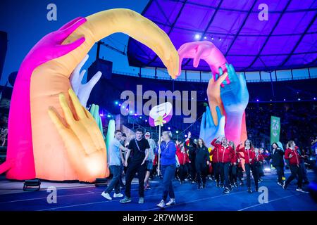 Berlin, Deutschland. 17. Juni 2023. Sportler aus Deutschland kommen im Olympiastadion zur Eröffnungszeremonie der Sonderolympiade 2023 in Berlin an. Kredit: Christoph Soeder/dpa/Alamy Live News Stockfoto