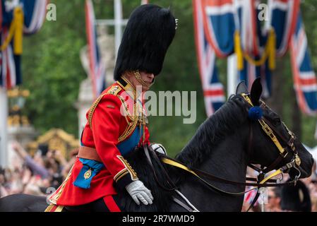 König Charles III. Auf dem Pferderücken im Trooping the Colour 2023 in The Mall, London, Großbritannien. Auf einem Pferd namens Noble Stockfoto