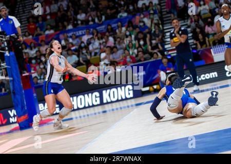 Hongkong, Hongkong. 17. Juni 2023. Francesca Bosio (Nr. 4) und Beatrice Paola Parrocchiale (Nr. 20) aus Italien wurden während des Vorspiels der FIVB Volleyball Nations League Hong Kong 2023 zwischen den Niederlanden und Italien im Hong Kong Coliseum in Aktion gesehen. Endergebnis: Niederlande 2:3 Italien. (Foto: Ben Lau/SOPA Images/Sipa USA) Guthaben: SIPA USA/Alamy Live News Stockfoto