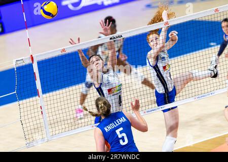Hongkong, Hongkong. 17. Juni 2023. Francesca Bosio (Nr. 4) aus Italien wurde während des Vorspiels der FIVB Volleyball Nations League Hong Kong 2023 zwischen den Niederlanden und Italien im Hong Kong Coliseum in Aktion gesehen. Endergebnis: Niederlande 2:3 Italien. (Foto: Ben Lau/SOPA Images/Sipa USA) Guthaben: SIPA USA/Alamy Live News Stockfoto