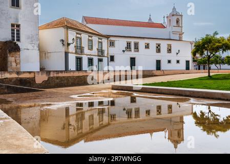 Kirche San Antonio in der Stadt Lagos, Portugal, Seitenansicht und im Wasser reflektiert. Stockfoto