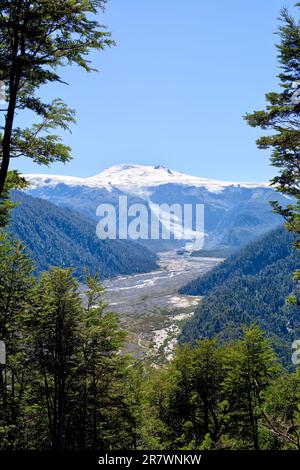 Spektakuläre Landschaft mit Bergen, Gletschern und Seen im Pumalin-Nationalpark im chilenischen Patagonien Stockfoto