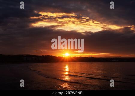 Scarborough, North Yorkshire, Großbritannien. 17. Juni 2023 Ein allgemeiner Blick auf den Sonnenuntergang in North Bay, Scarborough, North Yorkshire. Neil Squires/Alamy Live News Stockfoto