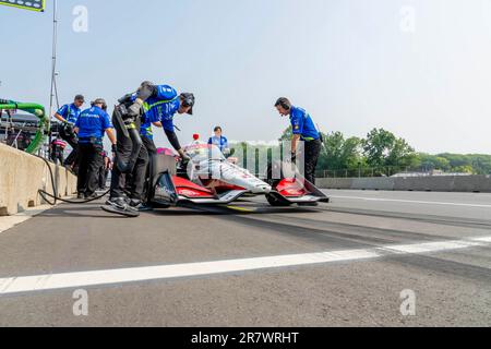 Elkhart Lake, WI, USA. 17. Juni 2023. Der Fahrer DER INDYCAR-Serie, STING RAY ROBB (R) (51) aus Payette, Idaho, kommt während einer Übung für den Sonsio Grand Prix in Road America in Elkhart Lake WI von der Boxenstraße. (Kreditbild: © Walter G. Arce Sr./ZUMA Press Wire) NUR REDAKTIONELLE VERWENDUNG! Nicht für den kommerziellen GEBRAUCH! Stockfoto