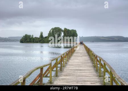 Holzweg zur Insel Isla Aucar in Chiloe Island, Chile Stockfoto