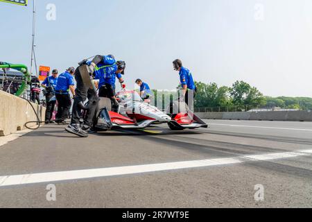 Elkhart Lake, WI, USA. 17. Juni 2023. Der Fahrer DER INDYCAR-Serie, STING RAY ROBB (R) (51) aus Payette, Idaho, kommt während einer Übung für den Sonsio Grand Prix in Road America in Elkhart Lake WI von der Boxenstraße. (Kreditbild: © Walter G. Arce Sr./ZUMA Press Wire) NUR REDAKTIONELLE VERWENDUNG! Nicht für den kommerziellen GEBRAUCH! Stockfoto