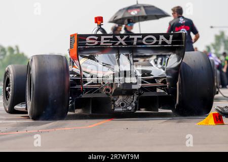 Elkhart Lake, WI, USA. 17. Juni 2023. Die Crew-Mitglieder von AJFoyt Racing bereiten ihren Rennwagen für den Sonsio Grand Prix in Elkhart Lake, WI, USA, vor. (Kreditbild: © Walter G. Arce Sr./ZUMA Press Wire) NUR REDAKTIONELLE VERWENDUNG! Nicht für den kommerziellen GEBRAUCH! Stockfoto