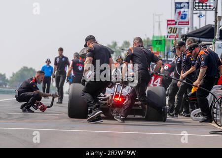 Elkhart Lake, WI, USA. 17. Juni 2023. Die Crew-Mitglieder von AJFoyt Racing bereiten ihren Rennwagen für den Sonsio Grand Prix in Elkhart Lake, WI, USA, vor. (Kreditbild: © Walter G. Arce Sr./ZUMA Press Wire) NUR REDAKTIONELLE VERWENDUNG! Nicht für den kommerziellen GEBRAUCH! Stockfoto