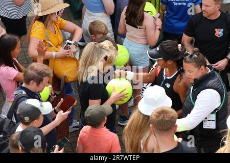 17. Juni 2023; Nottingham Tennis Centre, Nottingham, England: Rothesay Nottingham Open, Tag 6; Heather Watson signiert Autogramme für Fans Stockfoto