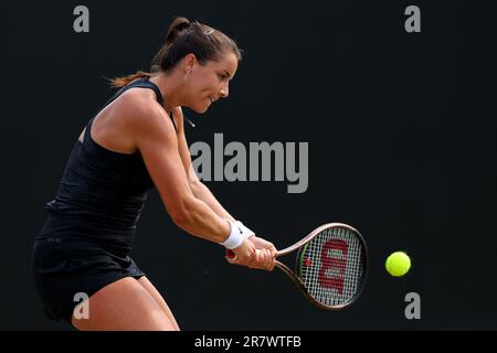 17. Juni 2023; Nottingham Tennis Centre, Nottingham, England: Rothesay Nottingham Open, Tag 6; Jodie Burrage in Aktion gegen Alize Cornet Stockfoto