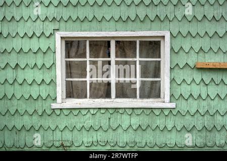 Traditionelle Holzschindeln (Tejuela Chilota) auf historischen Gebäuden auf der Insel Chiloe im Süden Chiles Stockfoto