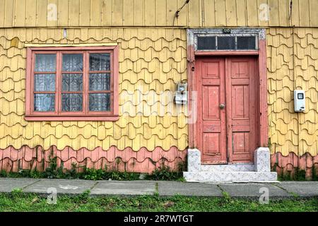 Traditionelle Holzschindeln (Tejuela Chilota) auf historischen Gebäuden auf der Insel Chiloe im Süden Chiles Stockfoto