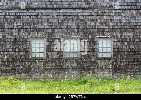 Traditionelle Holzschindeln (Tejuela Chilota) auf historischen Gebäuden auf der Insel Chiloe im Süden Chiles Stockfoto