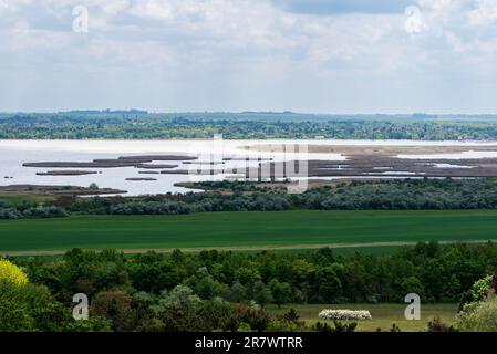 Wunderschönes Panorama auf den Lake Velence. Der See hat eine Fläche von 26 km2, von denen ein Drittel durch das Seezunge bedeckt ist. Stockfoto