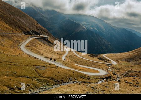 Transfagarasan überquert die Karpaten in Rumänien und ist eine der spektakulärsten Bergstraßen der Welt. Stockfoto