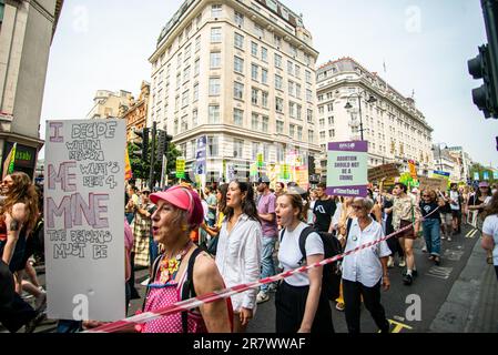 London, Vereinigtes Königreich - Juni 17. 2023: Demonstranten von Abtreibungsrechten, die sich für Abtreibungsrechte und die Freilassung von Carla Foster einsetzen. Stockfoto