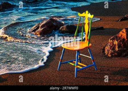 Klassischer Farbenfroher Holzstuhl Am Sany Beach Mit Incoming Tide, Pacific Ocean, Sonoma County, Kalifornien Stockfoto