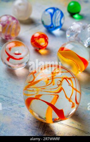 Fantastisches Stillleben mit Glasmarmor Stockfoto