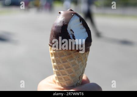 Eiscreme in einer Waffelform in Schokoladenglasur-Schokolade Nahaufnahme. Sommerliche Nachspeise Süße. Stockfoto