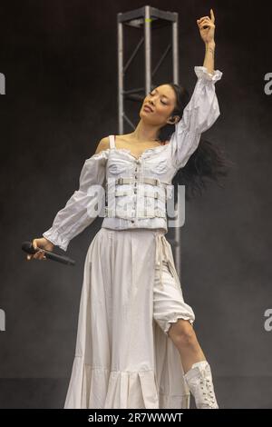 Manchester, USA. 16. Juni 2023. RINA Sawayama anlässlich des Bonnaroo Music and Arts Festival am 16. Juni 2023 in Manchester, Tennessee (Foto: Daniel DeSlover/Sipa USA) Guthaben: SIPA USA/Alamy Live News Stockfoto