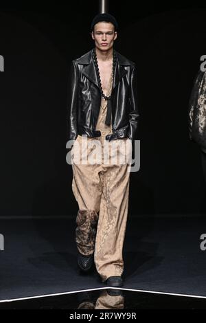 Mailand, Italien. 17. Juni 2023. Mailand, Mailand Fashion Week, Frühlingssommer 2024. Mailand, Herrenmode, Frühlingssommer 2024. Emporio Armani Fashionshow im Bild: Musterkredit: Independent Photo Agency/Alamy Live News Stockfoto