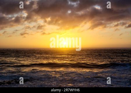 Ein atemberaubend schöner Sonnenuntergang über dem Pazifik an der Küste Chiles in der Gegend von Pichilemu Stockfoto