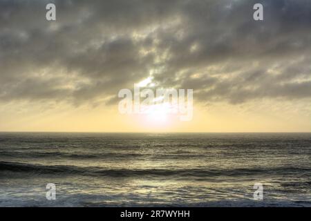 Ein atemberaubend schöner Sonnenuntergang über dem Pazifik an der Küste Chiles in der Gegend von Pichilemu Stockfoto