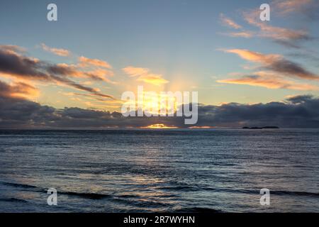 Ein atemberaubend schöner Sonnenuntergang über dem Pazifik an der Küste Chiles in der Gegend von Pichilemu Stockfoto