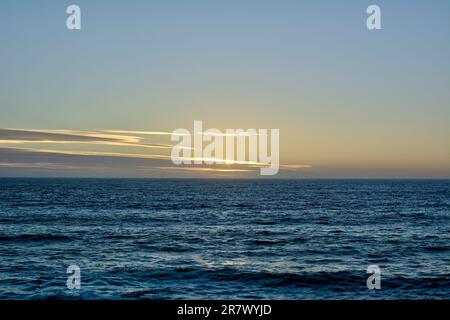 Ein atemberaubend schöner Sonnenuntergang über dem Pazifik an der Küste Chiles in der Gegend von Pichilemu Stockfoto