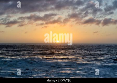 Ein atemberaubend schöner Sonnenuntergang über dem Pazifik an der Küste Chiles in der Gegend von Pichilemu Stockfoto