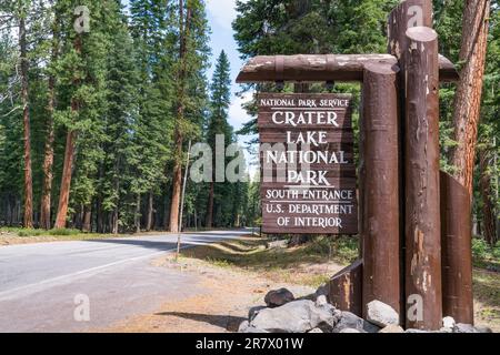 Crater Lake, OR - 26. Mai 2023: Begrüßungsschild am Südeingang des Crater Lake Nationalparks Stockfoto