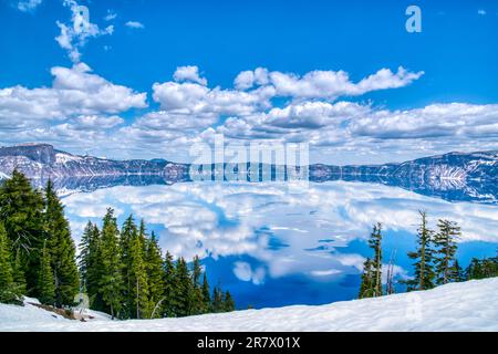 Die Caldera des Crater Lake im Crater Lake National Park, Oregon, spiegelt sich wunderschön wider Stockfoto