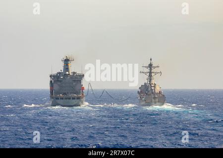 230613-N-KW492-0022 PHILIPPINE SEA (13. Juni 2023) der Flottenauffüllungsöler USNS Rappahannock (T-AO 204) liefert dem Arleigh Burke-Class Guided-Missile Destroyer USS Rafael Peralta (DDG 115) während einer Wiederauffüllung auf See in der Philippinen See am 13. Juni 2023 Kraftstoff. Rafael Peralta ist Befehlshaber der Task Force (CTF) 71/Destroyer Squadron (DESRON) 15, der größten vorwärts eingesetzten DESRON der Marine und der Hauptstreitkräfte der US-7.-Flotte. Befehlshaber der Task Force 73 (CTF-73) in Abstimmung mit dem militärischen Sealift-Kommando Far East (MSC FE) betankt und liefert entsandte Marinetruppen nach Stockfoto