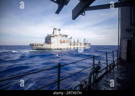 230613-N-KW492-0157 PHILIPPINE SEA (13. Juni 2023) das Schnellkampfschiff USNS Rappahannock (T-AOE 7) bricht vom Ticonderoga-Klasse-Guided-Raketenkreuzer USS Antietam (CG 54) in der Philippinen See ab, 13. Juni 2023. Antietam ist dem Befehlshaber der Task Force (CTF) 70 zugewiesen und wird nach Yokosuka (Japan) eingesetzt, um die Sicherheit der USA und ihrer Alliierten im Indo-Pazifik zu unterstützen. Befehlshaber der Task Force 73 (CTF-73) in Abstimmung mit dem militärischen Sealift-Kommando Far East (MSC FE) betankt und liefert entsandte Marinekräfte zusammen mit regionalen Verbündeten und Partnern in den Indo-Paci nach Stockfoto