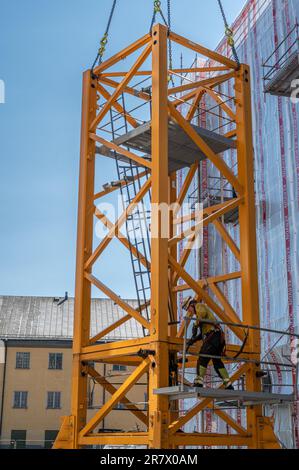 Der Turmkran wird im Juni 2023 nach Abschluss des Bauprojekts für das Turmhaus in Norrköping, Schweden, abgebaut Stockfoto