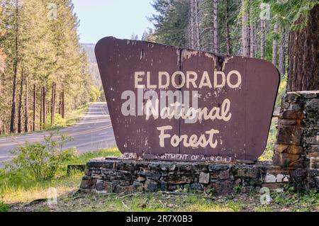 Eldorado National Forest Willkommensschild entlang der Straße in Kalifornien Stockfoto