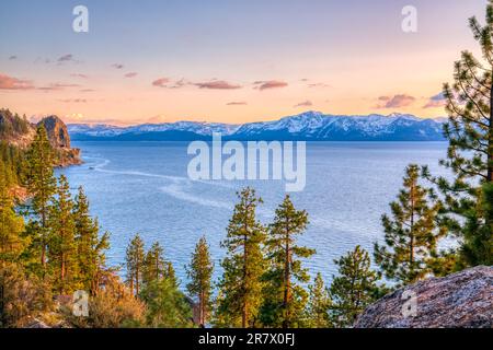 Sonnenuntergang an der Ostküste des Lake Tahoe, Nevada Stockfoto