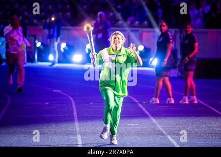 Berlin, Deutschland. 17. Juni 2023. Ein Athlet trägt die Fackel bei der Eröffnungszeremonie der Olympischen Sonderspiele 2023 in Berlin im Olympiastadion. Kredit: Christoph Soeder/dpa/Alamy Live News Stockfoto