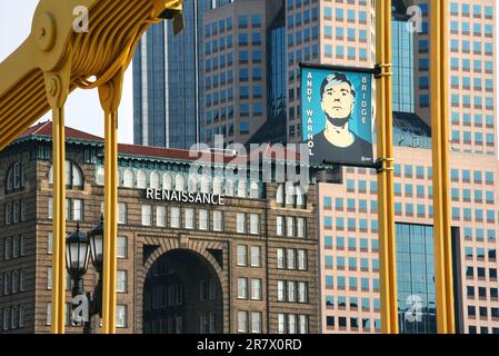 Pittsburgh, Pennsylvania, USA - 21. Mai 2023: Portrait des berühmten Pittsburgh-Grafikers Andy Warhol auf der Seventh Street Bridge, die in Andy umbenannt wurde Stockfoto