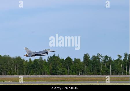 EIN US-AMERIKANISCHER Air Force F-16C+ Fighting Falcon Aircraft, das dem 140. Fighter Wing, Colorado National Guard, zugewiesen ist, hebt am Siauliai International Airport, Litauen 12. Juni 2023 von der Startbahn ab, bevor sie während der Übung Air Defender 2023 (AD23) startet. Übung AD23 vereint die US-amerikanische und die alliierte Luftmacht, um gemeinsame Werte zu verteidigen, während gleichzeitig wichtige Partnerschaften genutzt und gestärkt werden, um Aggressionen auf der ganzen Welt abzuwehren. (USA Air National Guard Foto von Master Sgt. Caila Arahood) Stockfoto