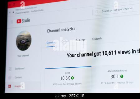 New York, USA - 17. Juni 2023: Neue Ansichten im statistikmenü von youtube-Kanälen, Nahaufnahme auf dem Laptop-Bildschirm Stockfoto